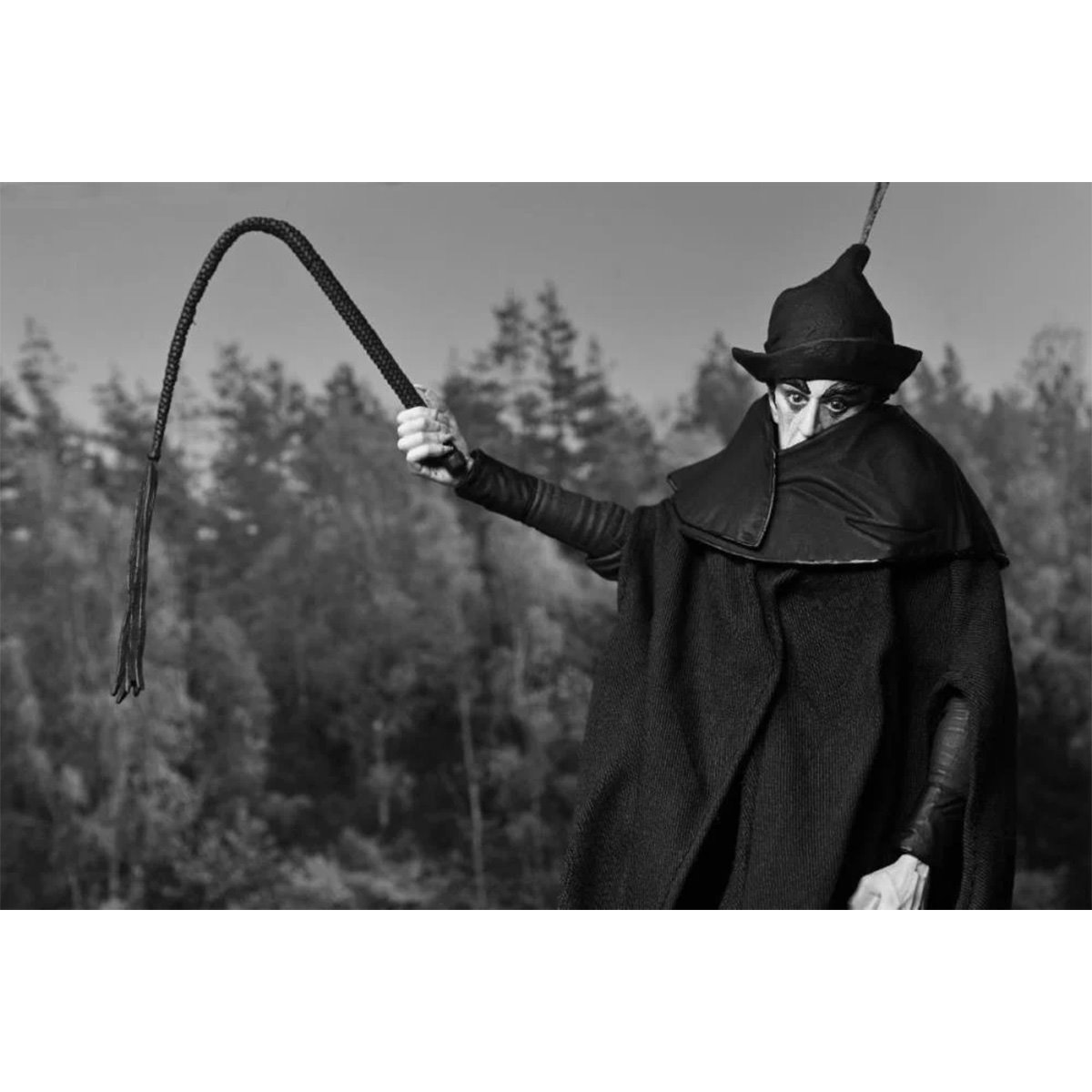 1331-nosferatu-ultimate-count-orlok-black-white-7-inch-scale-action-figure-1.webp