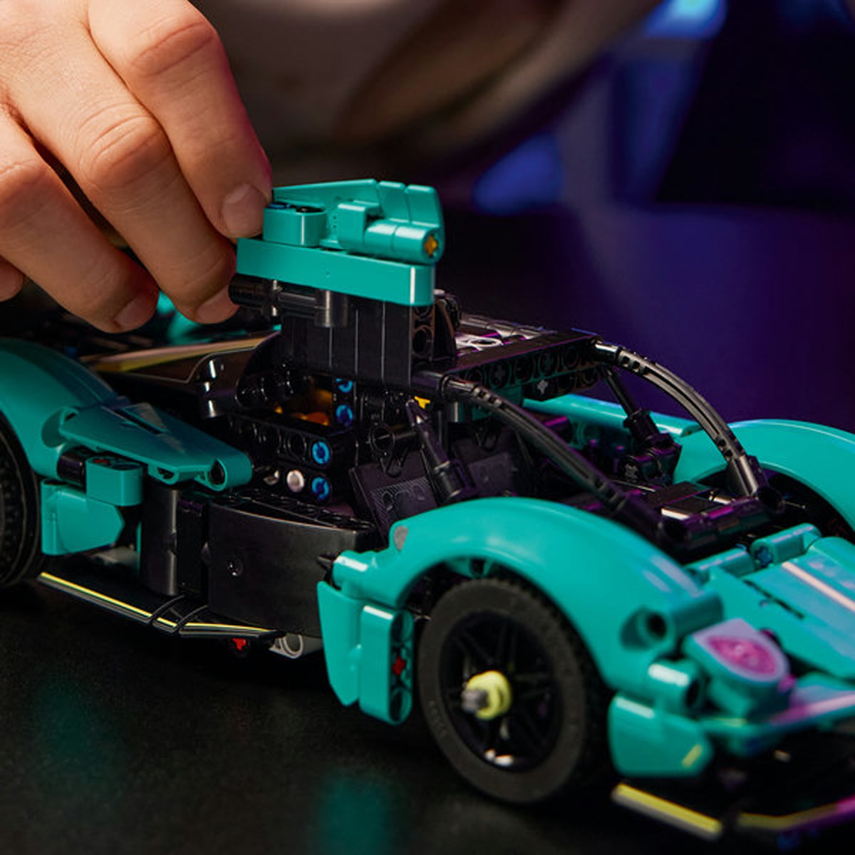 396-lego-technic-42208-aston-martin-valkyrie-1.jpg