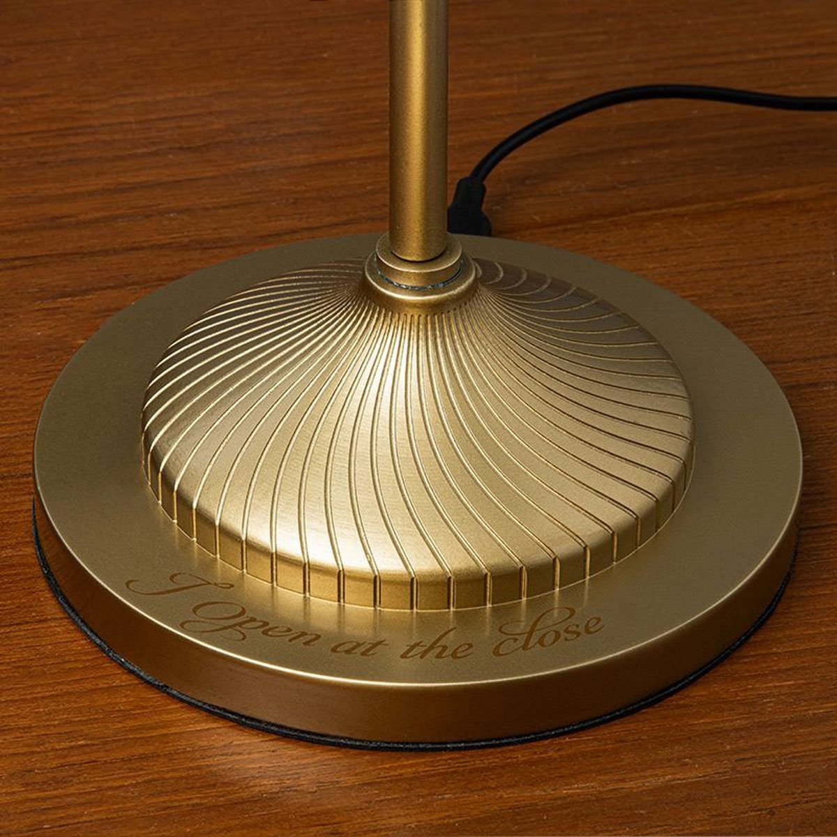 536-harry-potter-golden-snitch-posable-desk-lamp-1.jpg